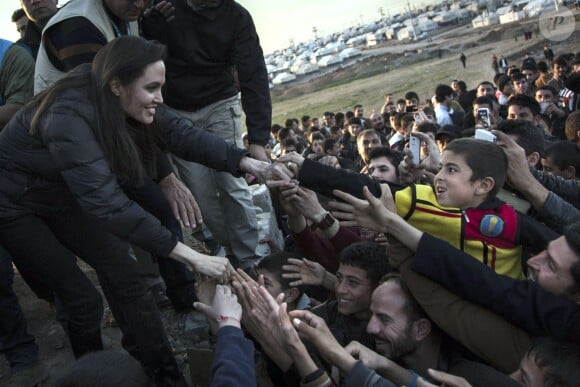 Angelina Jolie rendant visite à des enfants réfugiés dans le camp de Dohuk en Irak le 25 janvier 2015