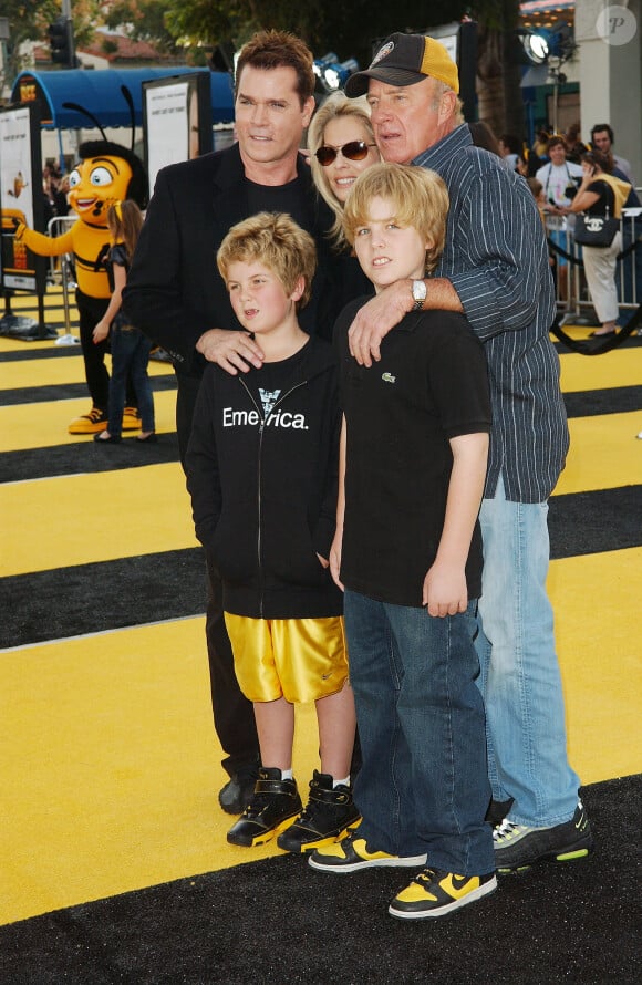Ray Liotta au côté de James Caan, son épouse Linda et leurs enfants James et Nicholas à Los Angeles, le 28 octobre 2007.