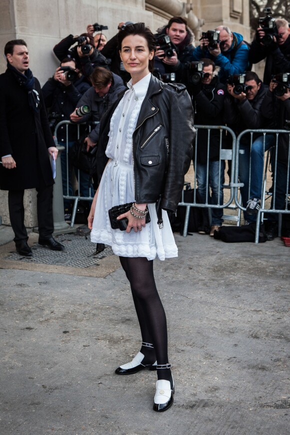 Erin O'Connor arrive au défilé Haute Couture Chanel Spring-Summer 2015 le 27 janvier 2015