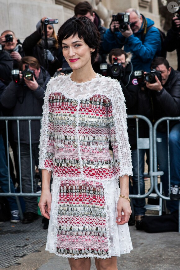 Clotilde Hesme arrive au défilé Haute Couture Chanel Spring-Summer 2015 le 27 janvier 2015