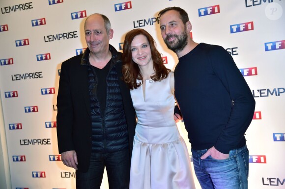 Sam Karmann, Odile Vuillemin et Fred Testot lors du Photocall du téléfilm "L'emprise" à l'occasion de la projection au cinéma "L'Arlequin" à Paris, le 21 janvier 2015.