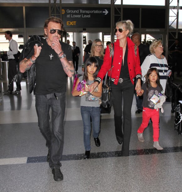 Johnny Hallyday quitte Los Angeles en famille pour rejoindre Paris le 14 octobre 2014. Le rocker était accompagné de sa femme Laeticia, de ses filles Jade et Joy ainsi que la grand-mère de son épouse Eliette et de son chien Santos, le 14 octobre 2014