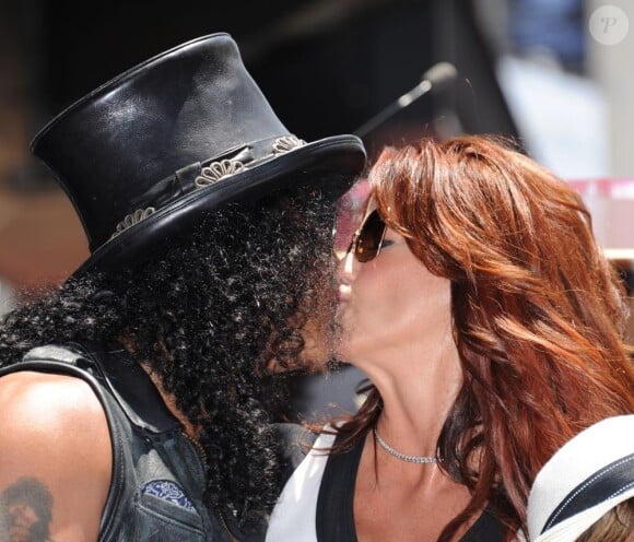 Slash embrasse sa femme Perla, fier d'être honoré d'une étoile sur le Hollywood Walk of Fame, à Los Angeles le 10 juillet 2012