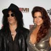 Slash et sa femme Perla lors de la soirée EMI après les Grammy Awards, dans les locaux de Capitol Records à Los Angeles, le 12 février 2012.