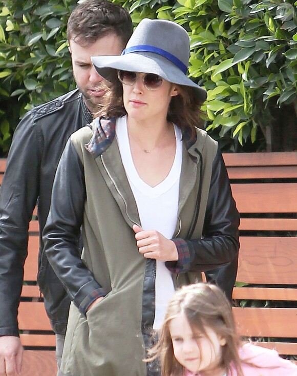 Cobie Smulders et Taram Killam avec leur fille Shaelyn à Los Angeles, le 23 mars 2014.