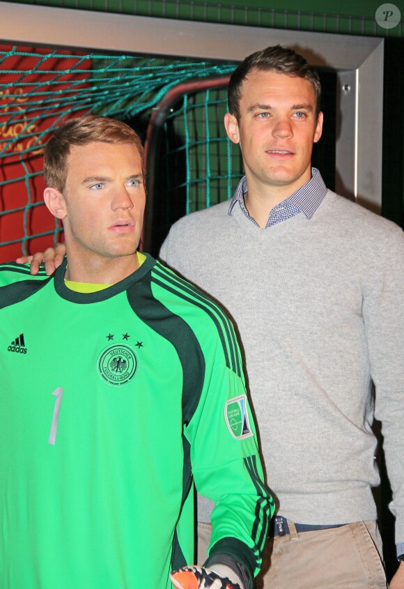 Le gardien Manuel Neuer avec son double de cire au musée Tussauds à Berlin le 26 janvier 2015.