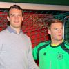 Manuel Neuer avec son double de cire au musée Tussauds à Berlin le 26 janvier 2015.