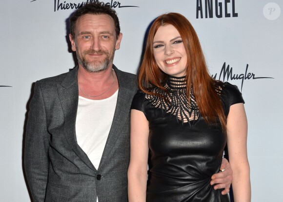 Jean-Paul Rouve et Elodie Frégé - Photocall lors de la présentation de la nouvelle étoile de la galaxie "Angel" de Thierry Mugler avec sa nouvelle égérie Georgia May Jagger à la Coupole du Printemps Haussmann à Paris, le 30 janvier 2015.