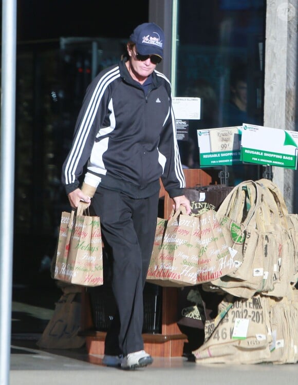 EXCLUSIF - Bruce Jenner fait du shopping à Los Angeles, le 6 janvier 2015