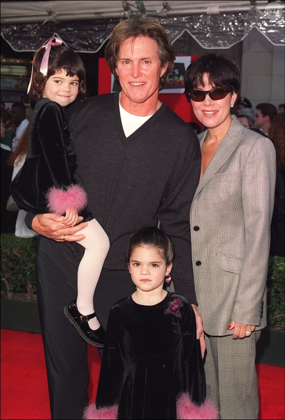 Bruce, Kris et leurs filles Kendall et Kylie au cinéma El Capitan de Hollywood le 8 décembre 2000