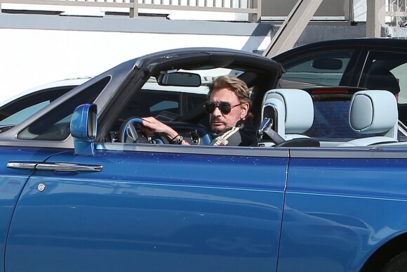 Exclusif - Johnny Hallyday emmène sa fille déjeuner en Rolls-Royce décapotable bleue dans un restaurant à Pacific Palisades, le 31 janvier 2015.