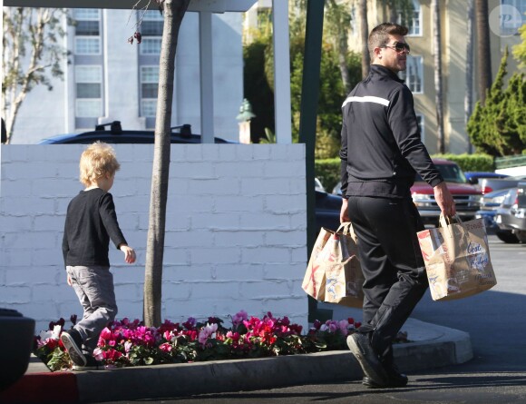 Exclusif - Robin Thicke va faire des courses avec son fils Julian au Bristol Farms dans le quartier de West Hollywood, le 1er février 2015. 