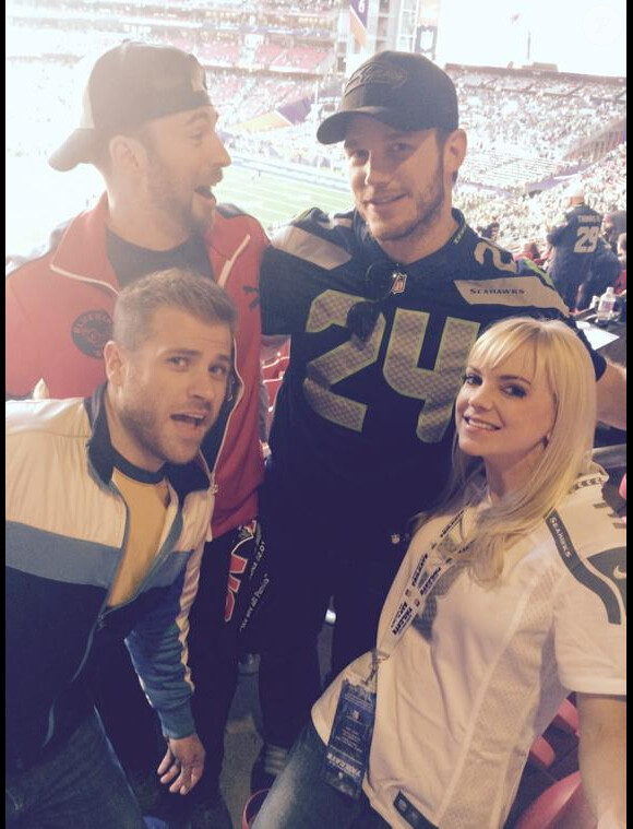 Anna Faris, Chris Pratt et Chris Evans lors du Super Bowl qui opposait les New England Patriots aux Seahawks de Seattle le 1er février 2015 au Phoenix Stadium de Glendale