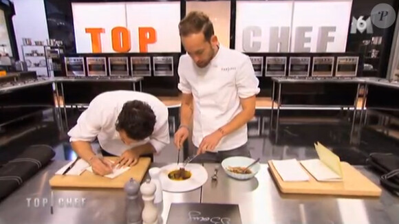 Jérémy et Florian travaillent le carotte-boeuf façon Jean-François Piège, dans Top Chef 2015 sur M6, le lundi 2 février 2015.