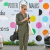 Laeticia Hallyday se rend au spa Caudalie à Venice. Des lunettes de soleil, un sac (modèle Petit Sac Emmanuelle) et des bottines Saint Laurent complètent sa combinaison kaki. Le 1er février 2015.