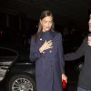 Irina Shayk arrive au restaurant Gilgamesh à Londres, habillée d'un manteau marine, d'une robe en denim et de sandales rouges Prada. Le 3 février 2015.
