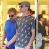 Exclusif - Elton John fait du shopping chez Prada avec Neil Patrick Harris et son mari David Burtka à Hawaii, le 8 janvier 2015.  
