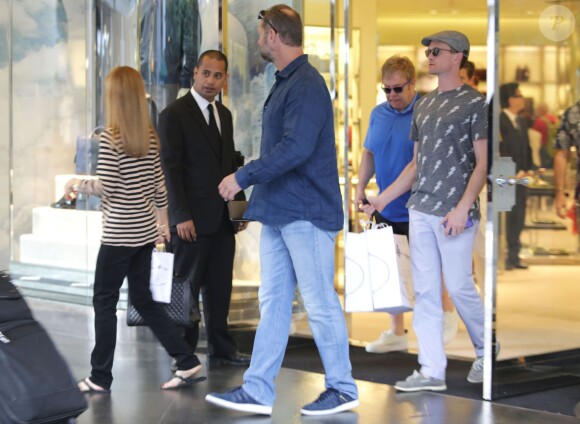 Exclusif - Elton John fait du shopping chez Prada avec Neil Patrick Harris et son mari David Burtka à Hawaii, le 8 janvier 2015. 