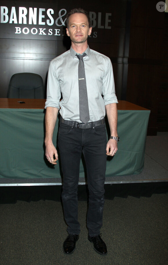 Neil Patrick Harris dédicace son autobiographie Neil Patrick Harris: Choose Your Own Autobiography!' à Los Angeles, le 24 octobre 2014. 