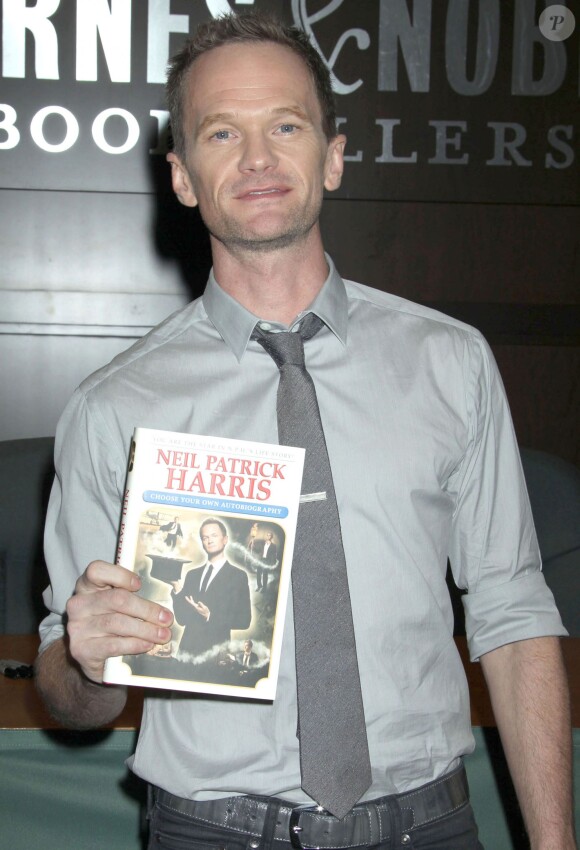 Neil Patrick Harris dédicace son autobiographie Neil Patrick Harris: Choose Your Own Autobiography!' à Los Angeles, le 24 octobre 2014. 