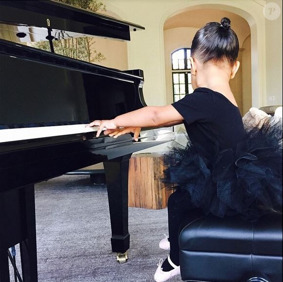 Premières leçons de piano pour North West, 1 an et demi. Photo publiée le mercredi 4 février 2015.