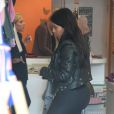 Kim Kardashian fait du shopping au magasin pour bébés Eggy à Los Angeles. Le 4 février 2015.