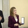 Le roi Felipe VI et la reine Letizia d'Espagne remettaient le 2 février 2015 les médailles d'or des beaux-arts 2013 à seize lauréats au palais royal à Madrid.