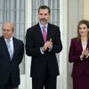 Le roi Felipe VI et la reine Letizia d'Espagne remettaient le 2 février 2015 les médailles d'or des beaux-arts 2013 à seize lauréats au palais royal à Madrid.