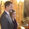 Le roi Felipe VI et la reine Letizia d'Espagne recevaient le 3 février 2015 au palais de la Zarzuela les membres de la direction de la fondation du théâtre royal.