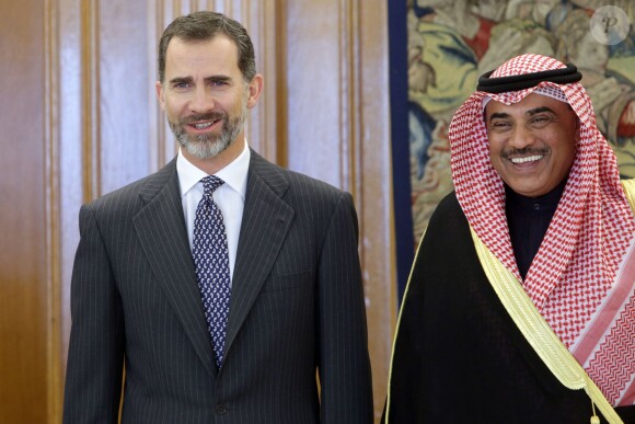 Le roi Felipe VI d'Espagne reçoit en audience le Cheikh Sabah Al Khaled Al Hamad Al Sabah, le ministre des Affaires étrangères du Koweït, au palais de la Zarzuela à Madrid, le 4 février 2015.