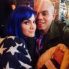 Le 2 février 2015, Evan Ross a ajouté deux photos sur son compte Instagram de sa femme Ashlee Simpson et lui en train de regarder le Super Bowl. La chanteuse américaine porte une perruque bleue.