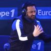 Cyril Hanouna reprend Libérée délivrée, dans Les Pieds dans le plat sur Europe 1, le jeudi 5 février 2015.