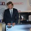 Simon Baker est invité dans les locaux de TF1 pour remettre à Nonce Paolini la Citroen DS de son personnage dans la série Mentalist, le vendredi 6 février 2015.