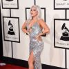 Lady Gaga assiste aux 57e Grammy Awards au Staples Center, habillée d'une robe custom argentée, décolletée et fendue à la jambe du créateur Brandon Maxwell. Los Angeles, le 8 février 2015.