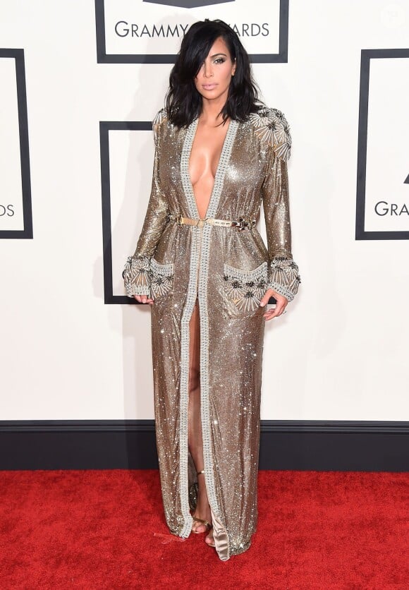 Kim Kardashian assiste aux 57e Grammy Awards au Staples Center, habillée d'une robe haute couture Jean Paul Gaultier (collection printemps-été 2015) et de sandales Tom Ford. Los Angeles, le 8 février 2015.