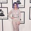 Katy Perry assiste aux 57e Grammy Awards au Staples Center, habillée d'une robe haute couture transparente et à dos nu Zuhair Murad (collection printemps-été 2015). Los Angeles, le 8 février 2015.