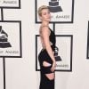Miley Cyrus assiste aux 57e Grammy Awards au Staples Center, habillée d'une robe haute couture noire, découpée et décolletée Alexandre Vauthier (collection printemps-été 2015). Los Angeles, le 8 février 2015.