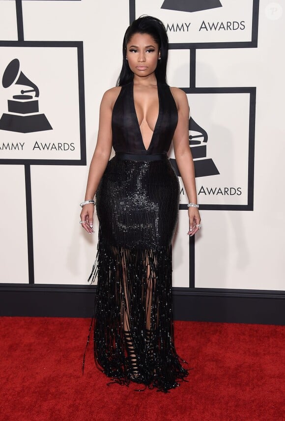 Nicki Minaj assiste aux 57e Grammy Awards au Staples Center, habillée d'une robe noire décolletée et à franges Tom Ford. Los Angeles, le 8 février 2015.