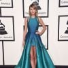 Taylor Swift assiste aux 57e Grammy Awards au Staples Center, habillée d'une robe Elie Saab (collection prêt-à-porter printemps-été 2015) et de sandales Giuseppe Zanotti. Los Angeles, le 8 février 2015.
