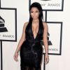 Nicki Minaj assiste aux 57e Grammy Awards au Staples Center, habillée d'une robe noire Tom Ford et de bottines Giuseppe Zanotti. Los Angeles, le 8 février 2015.