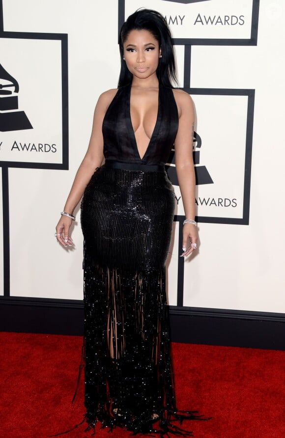 Nicki Minaj assiste aux 57e Grammy Awards au Staples Center, habillée d'une robe noire Tom Ford et de bottines Giuseppe Zanotti. Los Angeles, le 8 février 2015.