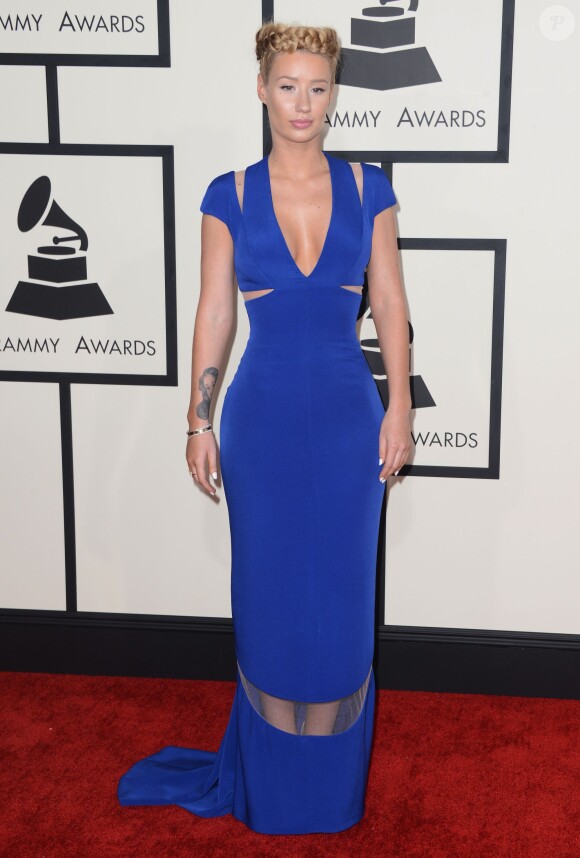 Iggy Azalea assiste aux 57e Grammy Awards au Staples Center, habillée d'une robe Giorgio Armani. Los Angeles, le 8 février 2015.
