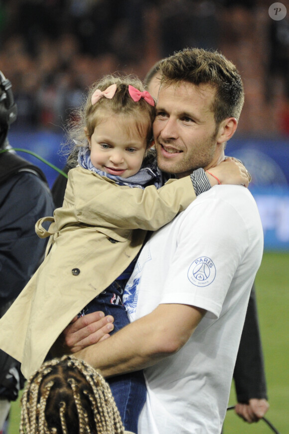Yohan Cabaye et sa fille Myla après le match entre le Paris Saint-Germain et Rennes au Parc des Princes à Paris, le 7 mai 2014