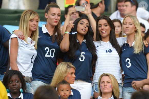 Fiona Cabaye, la compagne de LoÏc Rémy, Mazda Magui, Ludivine Sagna et Sandra Evra lors du match entre la France et l'Equateur au Maracana de Rio de Janeiro, le 25 juin 2014