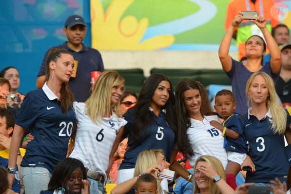 Fiona Cabaye, la compagne de Loïc Rémy girlfriend, Mazda Magui, Ludivine Sagna, Sandra Evra, lors du match entre la France et l'Equateur au Maracana de Rio de Janeiro, le 25 juin 2014