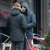 L'acteur Zachary Quinto et son compagnon Miles McMillan promènent leurs chiens dans les rues de New York. Le 8 février 2015
