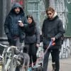 Zachary Quinto et son chéri Miles McMillan promènent leurs chiens dans les rues de New York. Le 8 février 2015