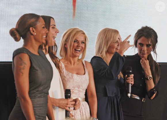 Melanie Brown, Melanie Chisholm, Geri Halliwell, Emma Bunton et Victoria Beckham présentent leur comédie musicale Viva Forever à Londres le 26 juin 2012.