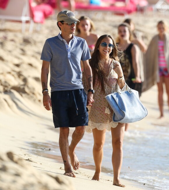 Marc Anthony et sa compagne Chloe Green en vacances a la Barbade le 1er Janvier 2014.  Chloe Green and Marc Anthony seen holding hands while strolling on a beach in Barbados on January 1st, 2014.01/01/2014 - Saint Barthelemy