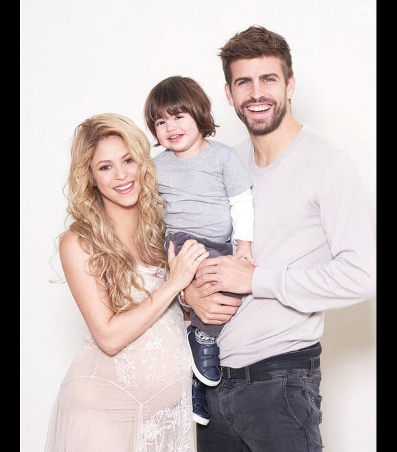 Shakira prend la pose avec son mari Gerard Piqué et leur fils Milan, le 19 janvier 2015